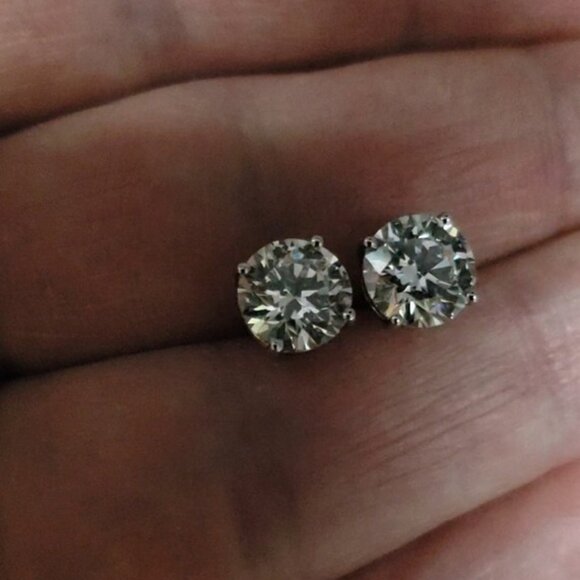 18Kt Gold 4.80 Ct IGI Certified Lab Grown Diamond Studs Earrings - Picture 3 of 6